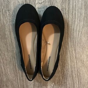 Super-comfortable well worn women’s black flats